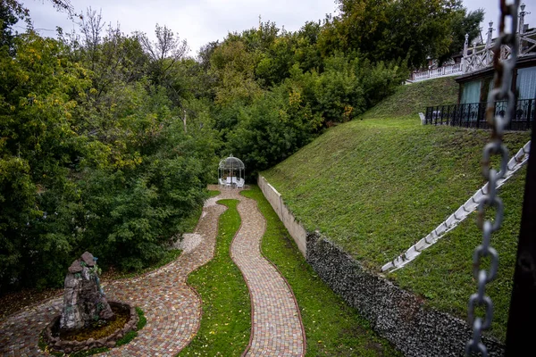 Yeşillik ve ağaçların arasında rahat bir yerde beyaz çardak.