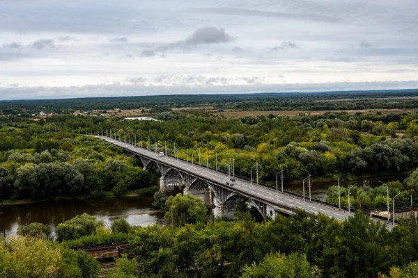 Camino Través Del Río Contra Fondo Bosque Verde Desde Plataforma — Foto de Stock