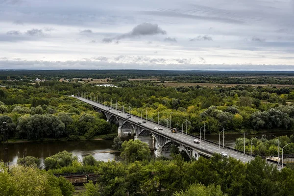 Camino Través Del Río Contra Fondo Bosque Verde Desde Plataforma — Foto de Stock