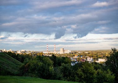 Eski beyaz taş tapınaklar günbatımının arka planına karşı