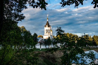 Eski beyaz taş tapınaklar günbatımının arka planına karşı