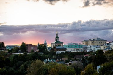 Eski beyaz taş tapınaklar günbatımının arka planına karşı