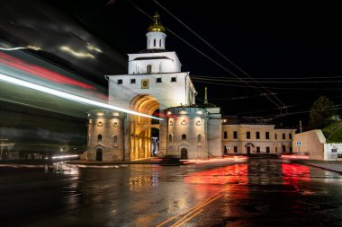 Gece şehrinin arka planında eski beyaz taş tapınaklar