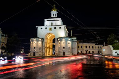 Gece şehrinin arka planında eski beyaz taş tapınaklar