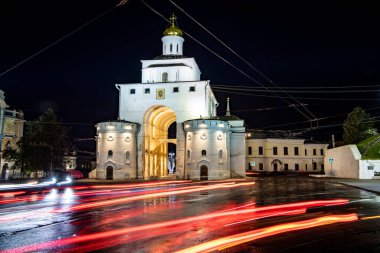 Gece şehrinin arka planında eski beyaz taş tapınaklar