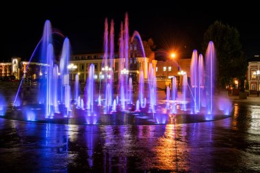 Gece şehrinin arka planında eski beyaz taş tapınaklar