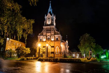 Gece şehrinin arka planında eski beyaz taş tapınaklar