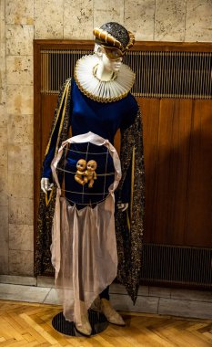 Ortaçağ kostümlü büyük gerçek boyutta kuklalar mantık dışı detaylar.