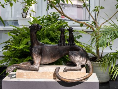 Evrensel zaman saatine göre oynayan mekanik bir oyuncak bebek parçası.