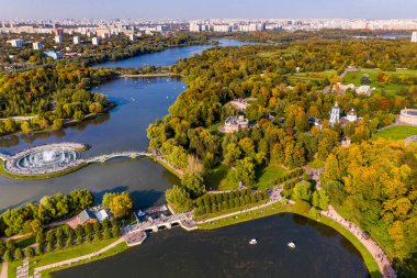 Antik sarayın panoramik manzarası ve insansız hava aracından çekilen gölü olan büyük yeşil bir park kompleksi.