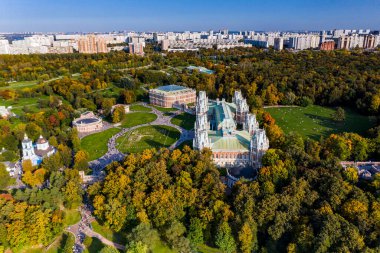 Antik sarayın panoramik manzarası ve insansız hava aracından çekilen gölü olan büyük yeşil bir park kompleksi.