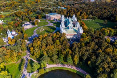 Antik sarayın panoramik manzarası ve insansız hava aracından çekilen gölü olan büyük yeşil bir park kompleksi.
