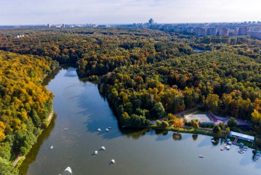 Antik sarayın panoramik manzarası ve insansız hava aracından çekilen gölü olan büyük yeşil bir park kompleksi.