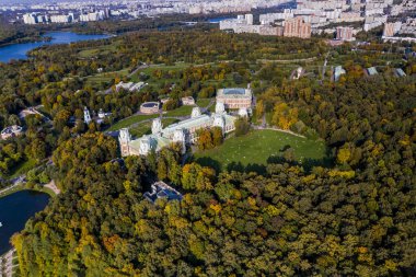 Antik sarayın panoramik manzarası ve insansız hava aracından çekilen gölü olan büyük yeşil bir park kompleksi.