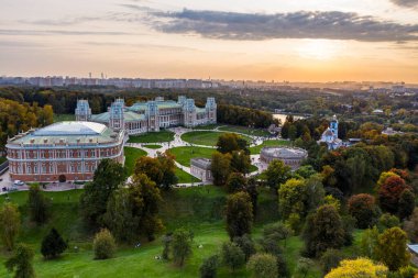 Antik sarayın panoramik manzarası ve insansız hava aracından çekilen gölü olan büyük yeşil bir park kompleksi.