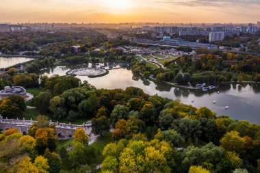 Antik sarayın panoramik manzarası ve insansız hava aracından çekilen gölü olan büyük yeşil bir park kompleksi.