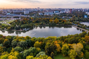 Antik sarayın panoramik manzarası ve insansız hava aracından çekilen gölü olan büyük yeşil bir park kompleksi.