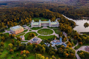 Antik sarayın panoramik manzarası ve insansız hava aracından çekilen gölü olan büyük yeşil bir park kompleksi.