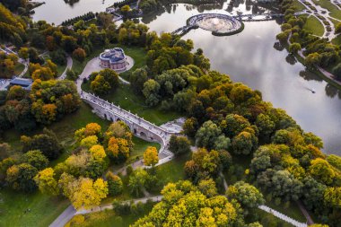 Antik sarayın panoramik manzarası ve insansız hava aracından çekilen gölü olan büyük yeşil bir park kompleksi.