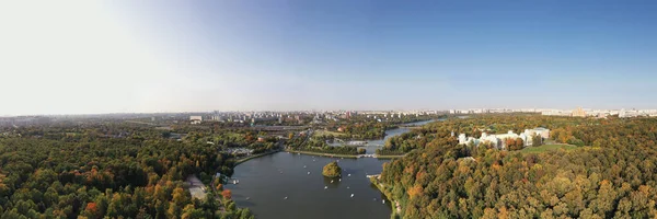 古代宮殿のパノラマとドローンで撮影された湖のある大きな緑の公園の複合施設 — ストック写真