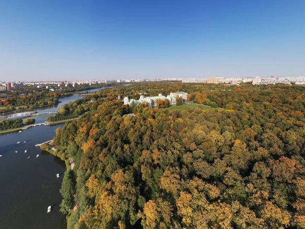 古代宮殿のパノラマとドローンで撮影された湖のある大きな緑の公園の複合施設 — ストック写真