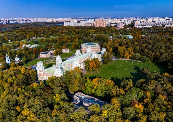 Панорамний Вид Стародавній Палац Великий Зелений Паркний Комплекс Озером Знятим — стокове фото