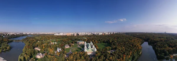 古代宮殿のパノラマとドローンで撮影された湖のある大きな緑の公園の複合施設 — ストック写真