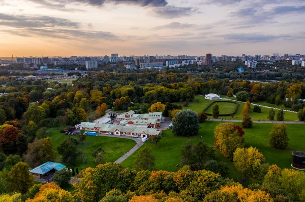 Una Vista Panorámica Del Antiguo Palacio Gran Complejo Parques Verdes —  Fotos de Stock