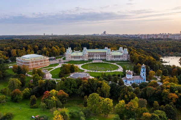 Een Panoramisch Uitzicht Het Oude Paleis Een Groot Groen Parkcomplex — Stockfoto