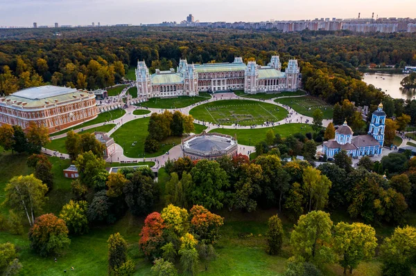 Een Panoramisch Uitzicht Het Oude Paleis Een Groot Groen Parkcomplex — Stockfoto