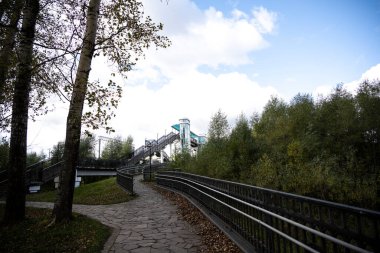 Fırtınalı bir gökyüzünün zeminine karşı yeşil çayır beyaz antik kilise manzarası
