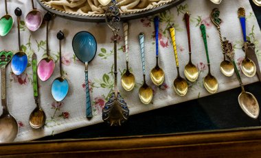 Farklı ülkelerdeki farklı malzemelerden farklı boyutlarda antika koleksiyonu.