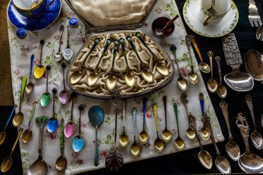 Farklı ülkelerdeki farklı malzemelerden farklı boyutlarda antika koleksiyonu.