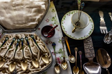 Farklı ülkelerdeki farklı malzemelerden farklı boyutlarda antika koleksiyonu.