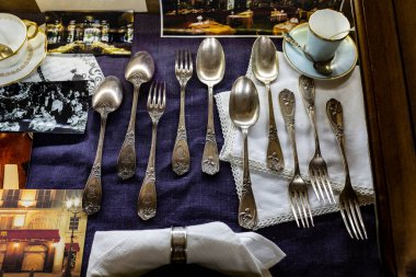 Farklı ülkelerdeki farklı malzemelerden farklı boyutlarda antika koleksiyonu.