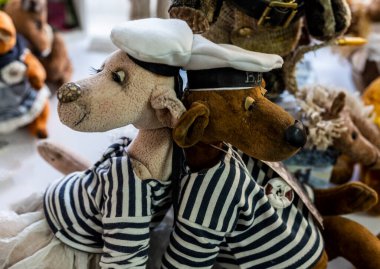 Eski bir oyuncak bebek masal karakteri. Deniz kıyafeti giymiş iki köpek.