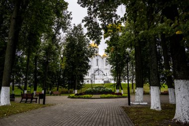 Eski şehir manzaralı eski binalar ve park alanları