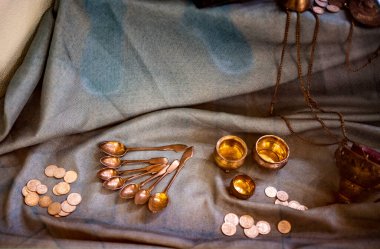 Hala bir bardak çaydanlık ve çay içilen aksesuarlarla dolu bir hayat.