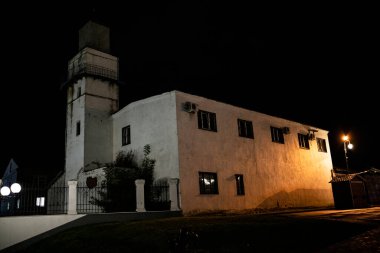 Gece şehir manzarası ve evler.