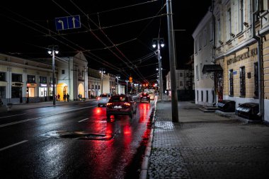 Gece şehir manzarası ve evler.