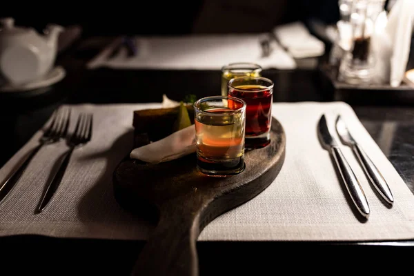 Still Life Glasses Liqueur Garnish Golden Lemon — Stock Photo, Image