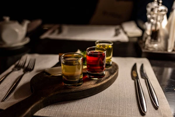 Naturaleza Muerta Con Vasos Con Licor Adornar Con Limón Dorado — Foto de Stock