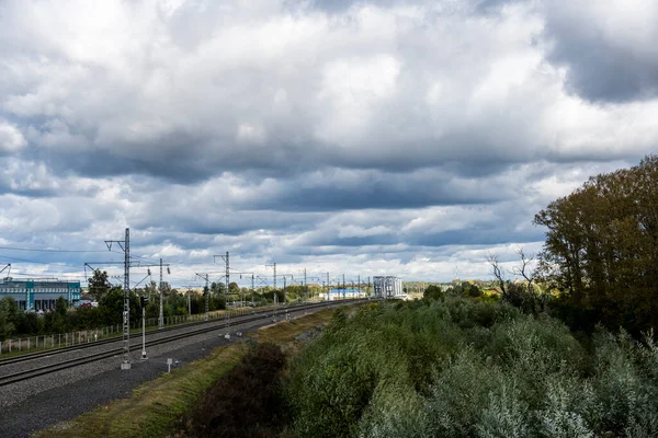 Landschap Met Groene Weiden Witte Oude Kerk Tegen Achtergrond Van — Stockfoto