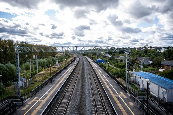 Landschap Met Groene Weiden Witte Oude Kerk Tegen Achtergrond Van — Stockfoto