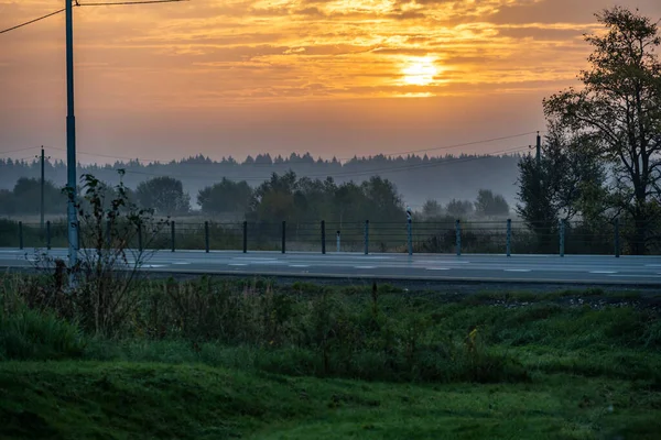 Espesa Niebla Matutina Carretera Campos Color Amarillo Verdoso Cerca Amanecer —  Fotos de Stock