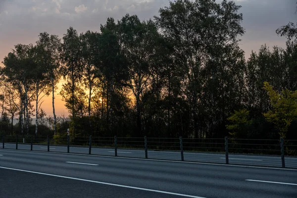 Fitta Nebbia Mattutina Sull Autostrada Campi Giallo Verdi Nelle Vicinanze — Foto Stock