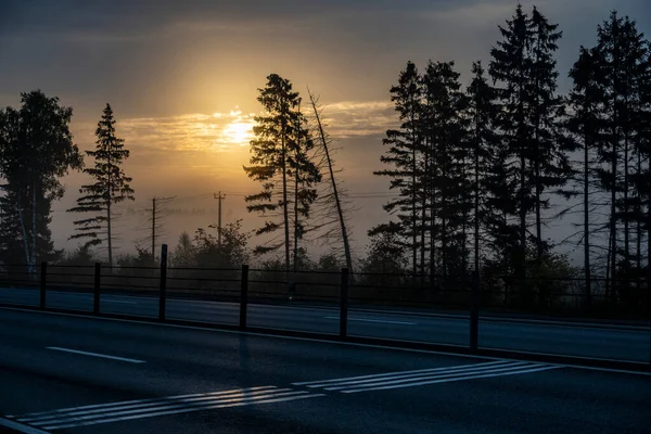 Poranna Mgła Autostradzie Żółto Zielone Pola Pobliżu Wschodzie Słońca — Zdjęcie stockowe