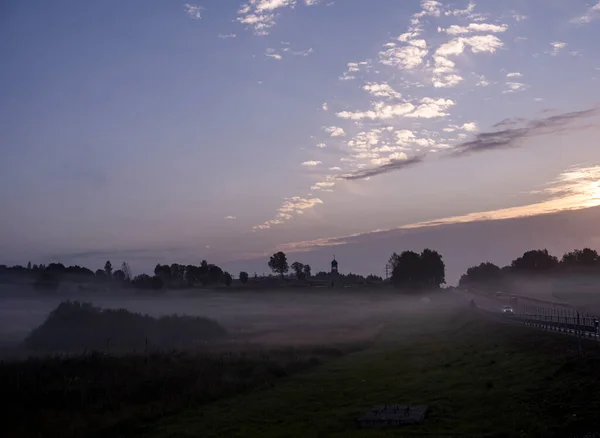 Thick Morning Fog Highway Yellow Green Fields Nearby Sunrise — Stock Photo, Image