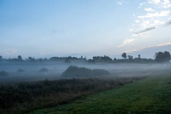 Thick Morning Fog Highway Yellow Green Fields Nearby Sunrise — Stock Photo, Image