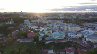 Şehrin panoramik manzarası. Eski kiliseler ve binalar. İnsansız hava aracından çekilen yeşil ağaçların arka planına karşı.